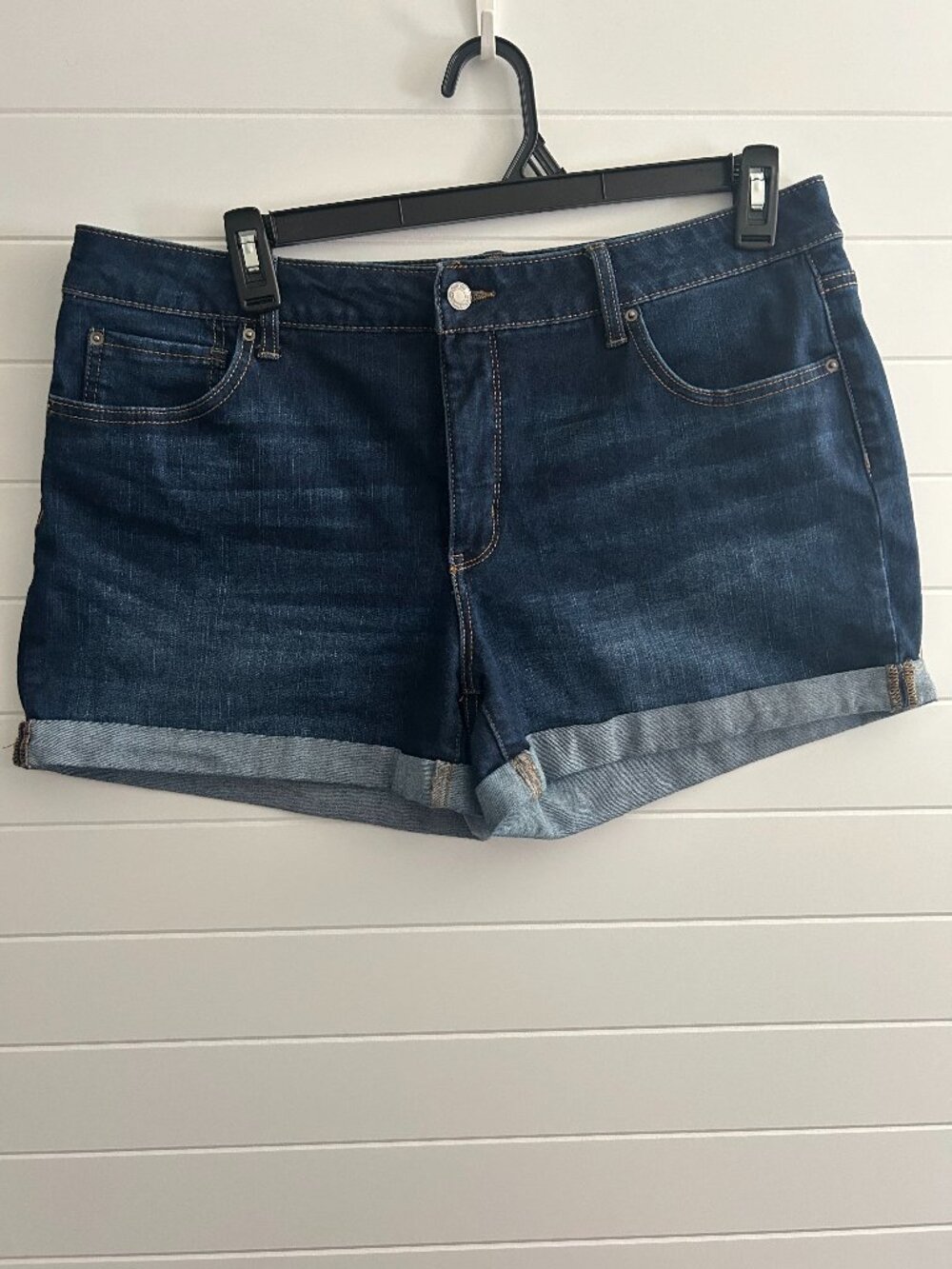 Time and Tru Women's Dark Denim Jean shorts, Folded Hem, size 16